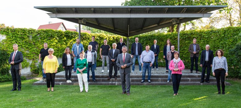 Gruppenbild des Marktgemeinderates im Schlossgarten